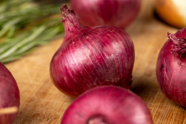 پیاز قرمز بناب با پوسته بنفش تیره و طعم تند