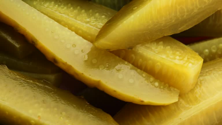 تصویر 1 از خیارشور قلمی با بافت ترد و طعم خوش نمک