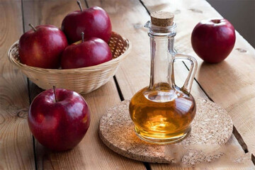 سرکه سیب جوشیده در بطری‌ های مختلف