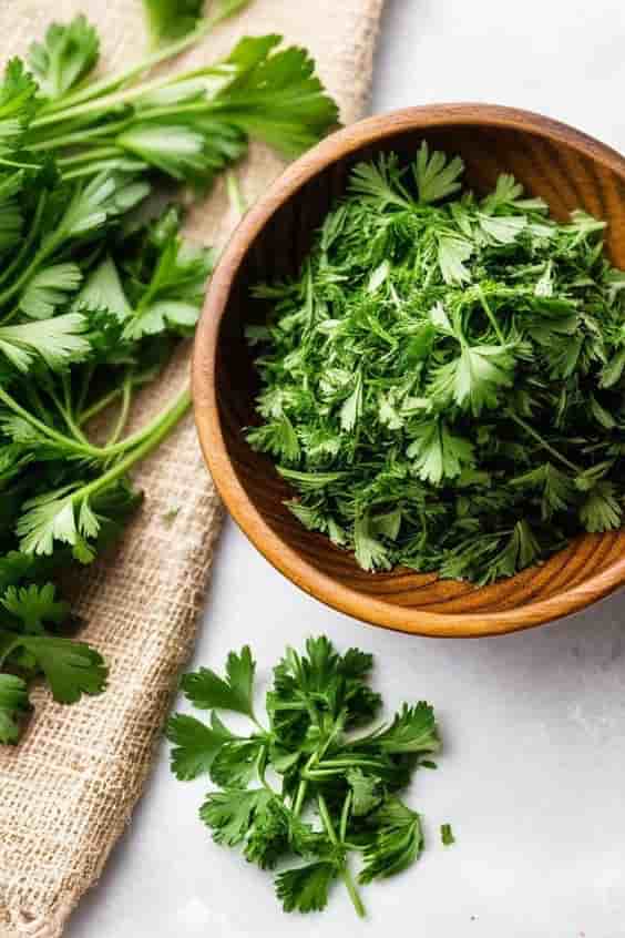 تصویر 1 از جعفری تازه با عطر قوی و برگ‌ های سبز مناسب انواع غذاها