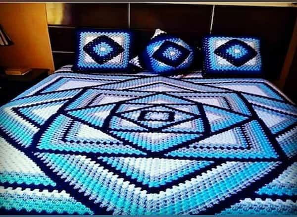 تصویر 1 از رو تختی قلاب‌ بافی دو نفره با رنگ‌ بندی ملایم