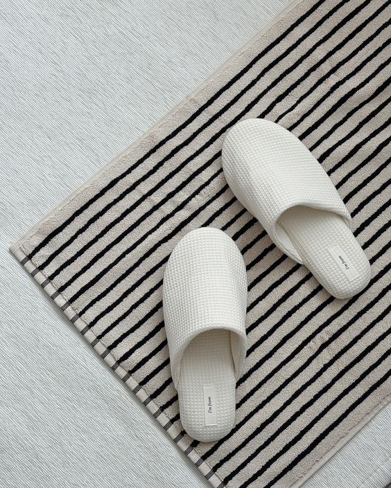 تصویر 4 از دمپایی ابری سبک با زیره طرح برجسته ضد سر خوردن