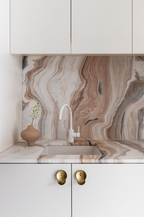 تصویر 2 از سنگ تراورتن درجه یک با رنگ‌ بندی متنوع و سطح صیقلی