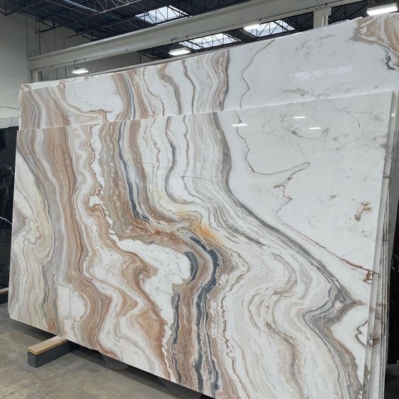 تصویر 3 از سنگ تراورتن درجه یک با رنگ‌ بندی متنوع و سطح صیقلی