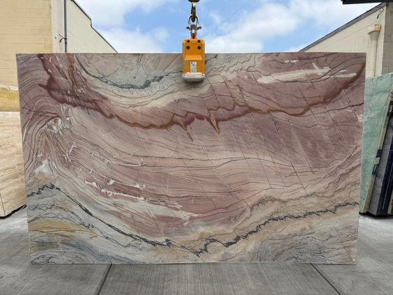 تصویر 5 از سنگ تراورتن درجه یک با رنگ‌ بندی متنوع و سطح صیقلی