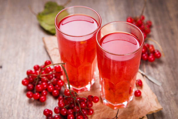 آب زرشک با زرشک تازه بیرجند خوش رنگ و لعاب