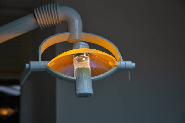 تصویر 1 از چراغ دندانپزشکی قابل‌ تنظیم با امکان کنترل شدت نور