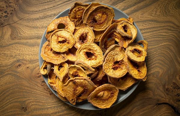 سیب خشک چیبسی خوشمزه و ترد مناسب میان وعده سالم