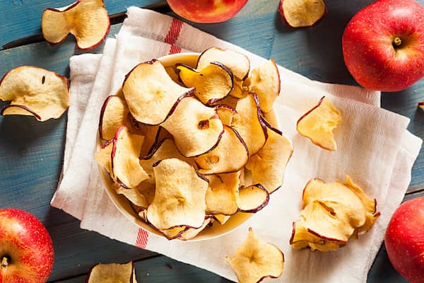 سیب خشک ترش تازه و با طعم طبیعی میان وعده‌ ای سبک