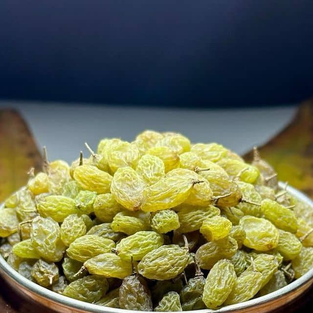 کشمش سبز ارگانیک خشک شده طبیعی مناسب رژیم غذایی سالم و مصرف روزانه