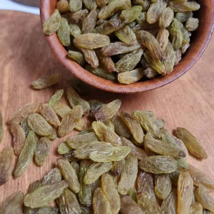 کشمش سبز تاکستان اعلا با طعم فوق العاده مناسب انواع دسرها