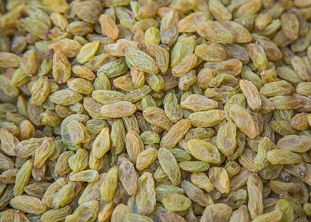 کشمش سبز قلمی کاشمر اعلا با طعم شیرین مناسب مهمانی‌ ها و مصرف روزانه