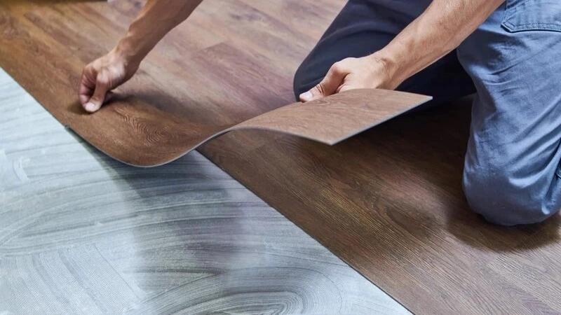 تصویر 1 از کفپوش پشت چسب‌ دار ایرانی + کیفیت صادراتی