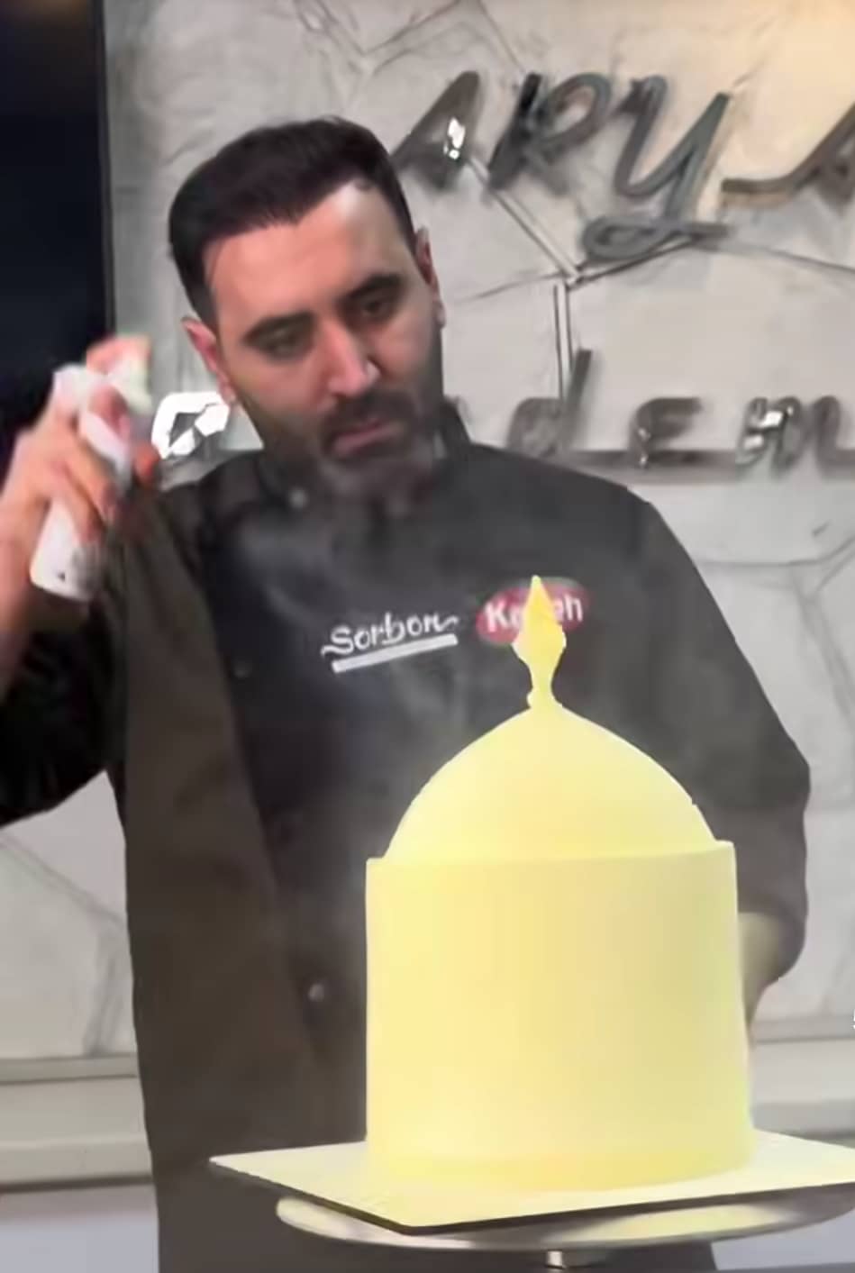 اسپری زعفران مخصوص قنادی و شیرینی‌پزی