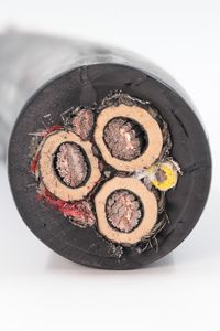 تصویر 1 از کابل مخابراتی دوبل هوایی مهاردار برای نصب آسان در ارتفاع و مقاوم در برابر نور خورشید