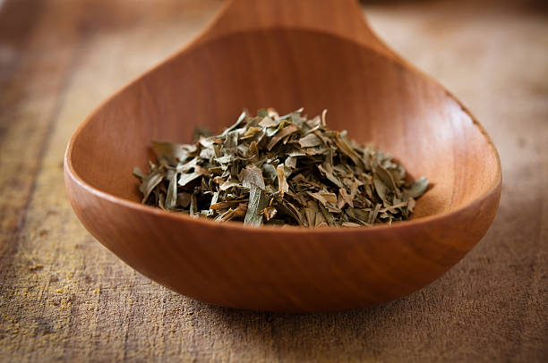 تصویر 2 از ترخون خشک دست‌ چین شده با برگ‌ های یکنواخت