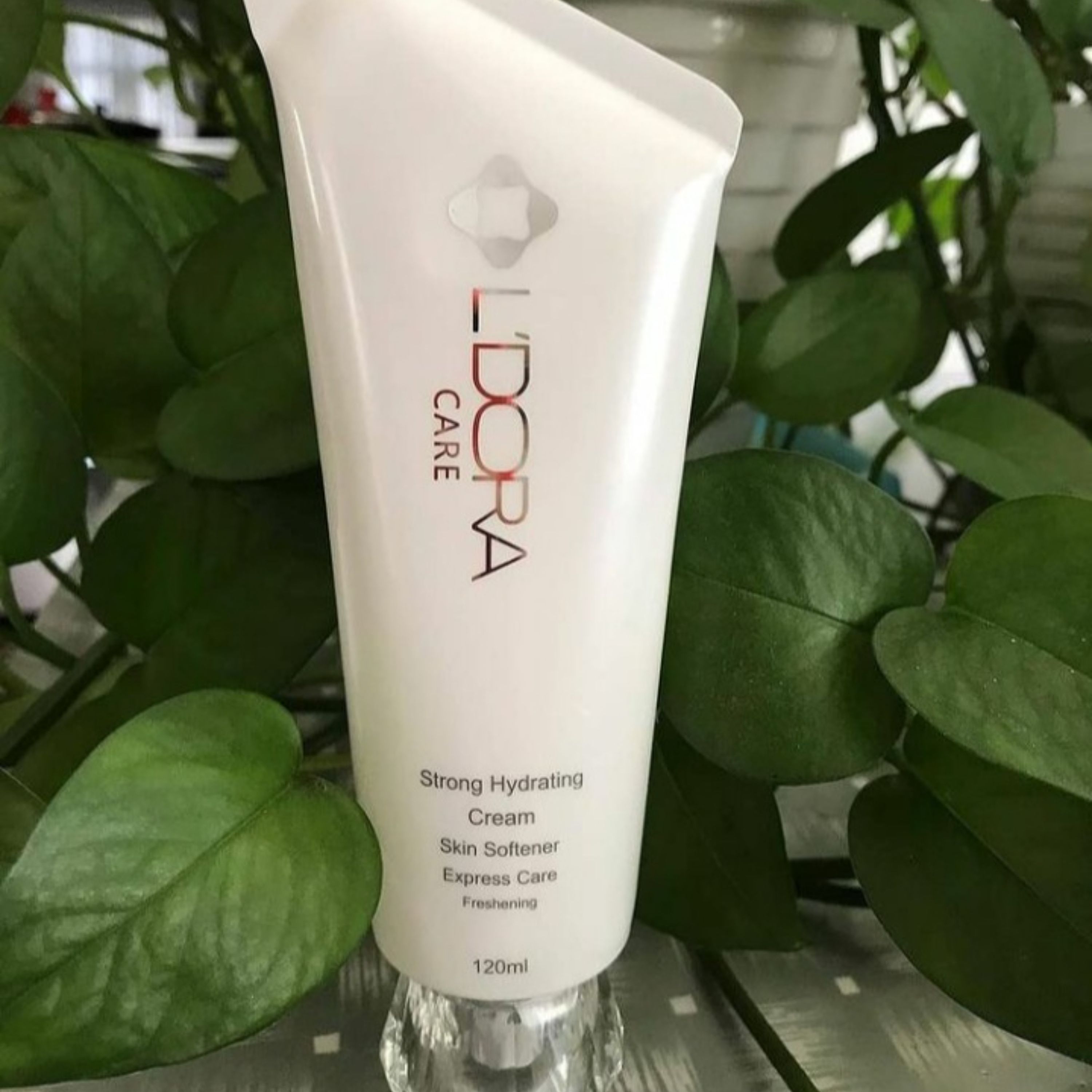 تصویر 2 از کرم آبرسان لدورا با فرمول عمیق آبرسانی