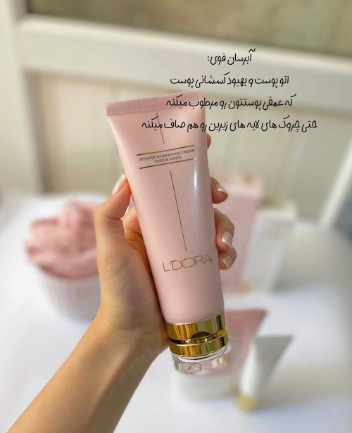 کرم آبرسان لدورا با بافت سبک و بدون سنگینی روی پوست