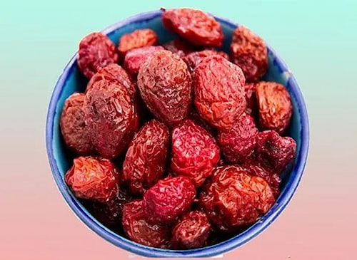 آلو بخارا قرمز با طعم ترش‌ و ملس و خوشایند