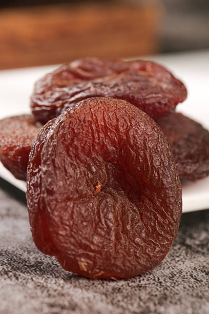 تصویر 2 از آلو بخارا قرمز با طعم ترش‌ و ملس و خوشایند