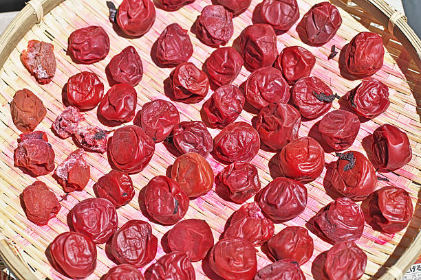 تصویر 1 از آلو بخارا قرمز سرشار از ویتامین‌ ها و مواد معدنی