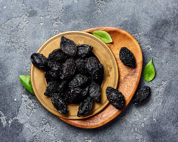 تصویر 1 از آلو بخارا سیاه با طعم ترش‌ و ملس و خوش‌ طعمی طبیعی