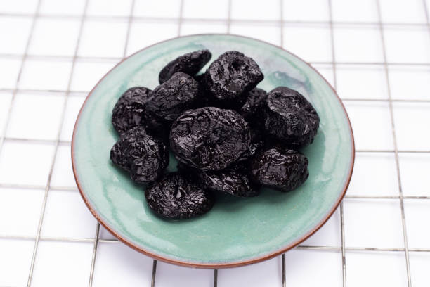 تصویر 3 از آلو بخارا سیاه با طعم ترش‌ و ملس و خوش‌ طعمی طبیعی