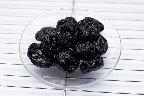 تصویر 2 از آلو بخارا سیاه با طعم ترش‌ و ملس و خوش‌ طعمی طبیعی