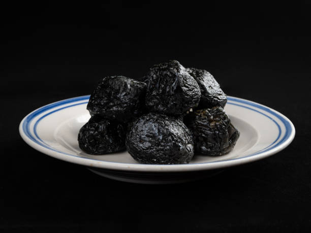 تصویر 3 از آلو بخارای سیاه خشک‌ شده با کیفیت عالی