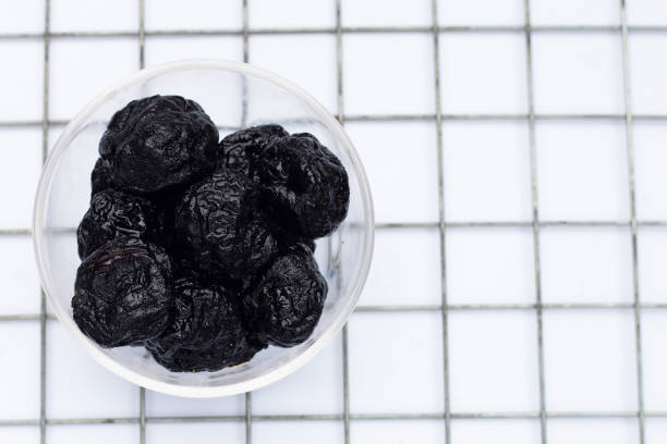 تصویر 4 از آلو بخارای سیاه خشک‌ شده با کیفیت عالی