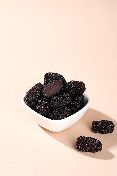 تصویر 1 از آلو بخارا سیاه سرشار از فیبر و مفید برای گوارش