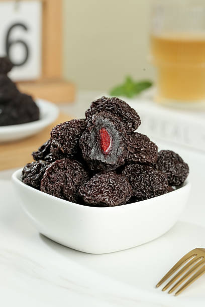 تصویر 2 از آلو بخارای سیاه دارای شیرینی ملایم طبیعی