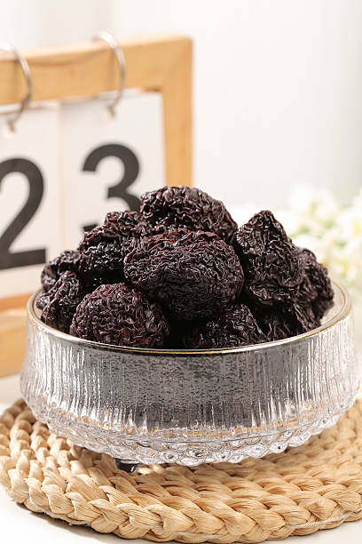 تصویر 3 از آلو بخارای سیاه با رنگ تیره و اشتها‌ برانگیز