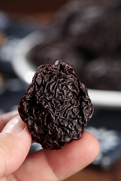 تصویر 1 از آلو بخارای سیاه با رنگ تیره و اشتها‌ برانگیز