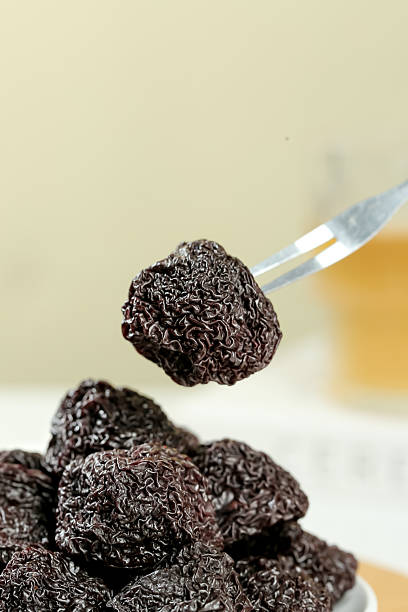 تصویر 4 از آلو بخارای سیاه خشک‌ شده به روش سنتی