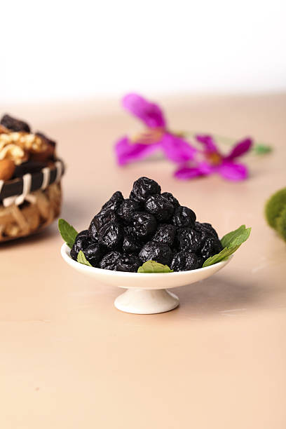 تصویر 2 از آلو بخارای سیاه خشک‌ شده به روش سنتی