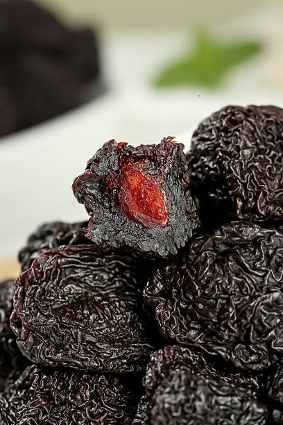 تصویر 3 از آلو بخارای سیاه کمک‌ کننده به بهبود هضم