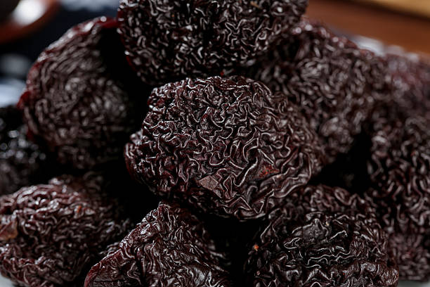 تصویر 1 از آلو بخارا سیاه گزینه‌ ای عالی برای تغذیه سالم