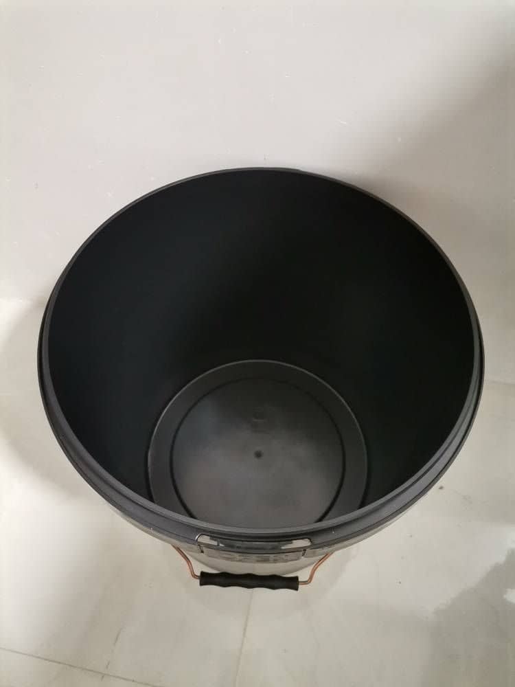 تصویر 1 از سطل پلاستیکی مشکی درب‌ دار ۱۰ لیتری