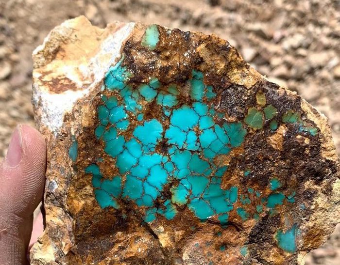 تصویر 3 از سنگ فیروزه راف با ساختار خام طبیعی