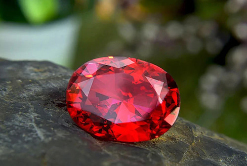 سنگ یاقوت سرخ با رنگ عمیق و شفافیت بالا
