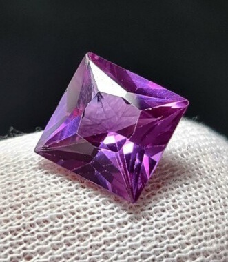 سنگ یاقوت کبود بنفش + با درخشندگی و کیفیت عالی