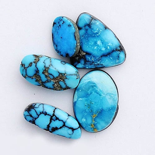 تصویر 2 از سنگ فیروزه تراش‌ نخورده با جلوه طبیعی و رنگ اصیل