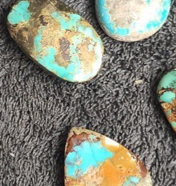 تصویر 4 از سنگ فیروزه رگه طلایی + با بافت طبیعی و شفافیت بالا