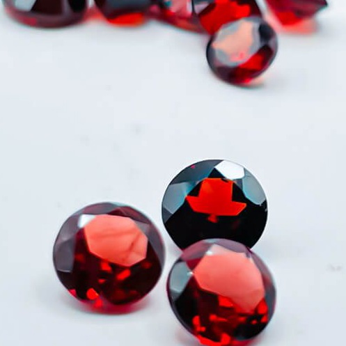 تصویر 2 از سنگ یاقوت سرخ با رنگ عمیق و شفافیت بالا