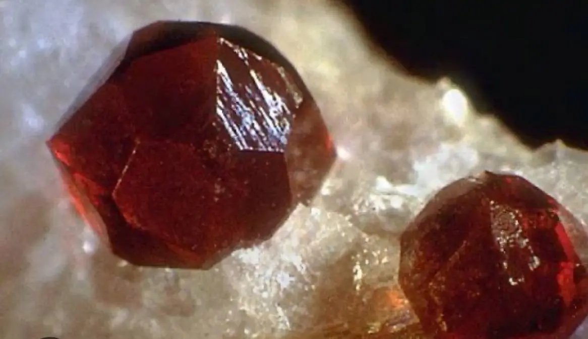 تصویر 4 از سنگ یاقوت سرخ با رنگ عمیق و شفافیت بالا