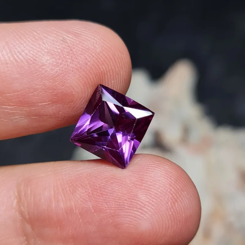 تصویر 3 از سنگ یاقوت کبود بنفش + نگینی کمیاب و چشم‌ نواز