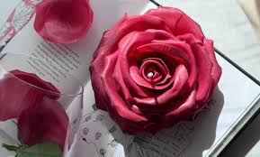 تصویر 2 از شمع عطری رز صورتی با طراحی جذاب