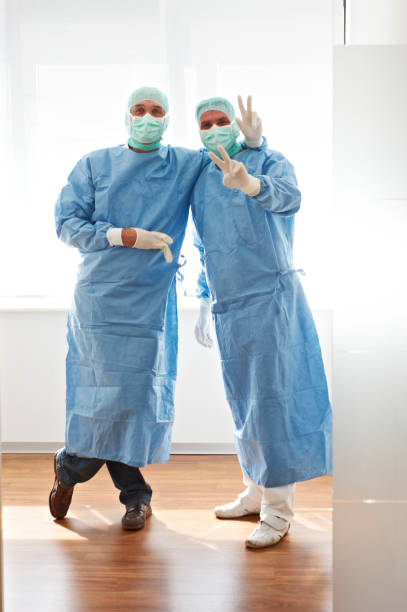 گان جراحی سبز با پارچه مقاوم و طراحی راحت