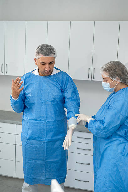 تصویر 2 از گان جراحی مچ‌دار با پارچه مقاوم در برابر مایعات و طراحی منعطف